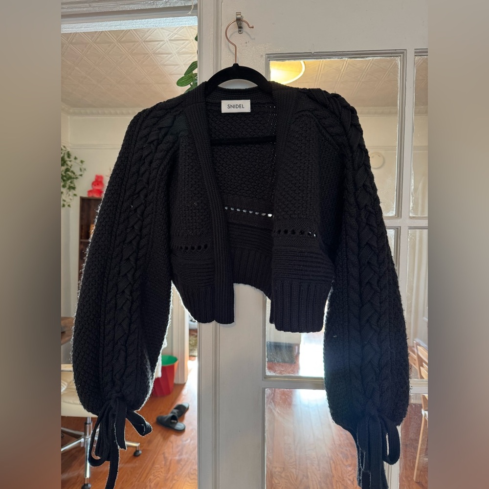 Cropped cable knit cardigan with ribbons and oversized sleeves